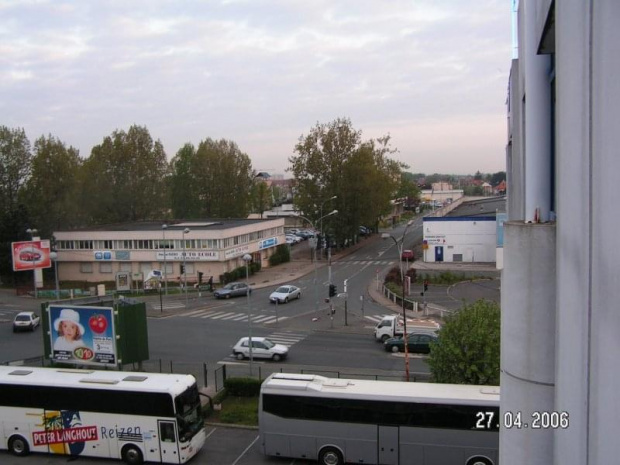 Skrzyżowanie a za nim znany hipermarket E.Leclerc.Uwaga!Wejscie na teren jest od furtki za autobusem na zdjeciu!