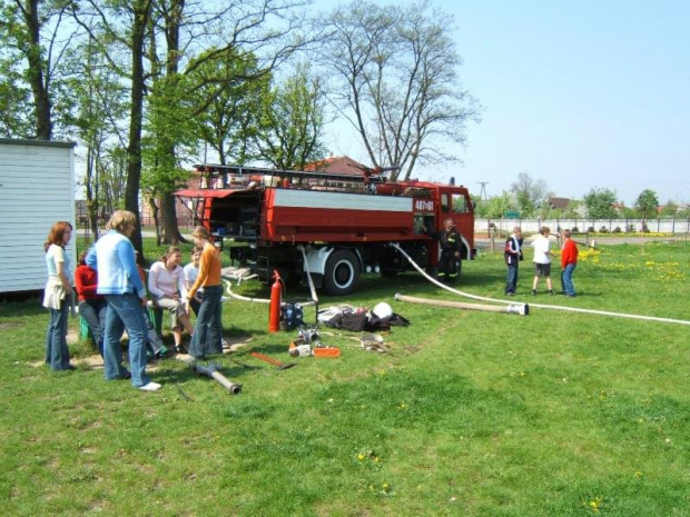 W miesiącu ochrony przeciwpożarowej, a dokładnie 09.05.2006 na boisku sportowym w Czepielowicach odbyło się spotkanie dzieci z klas 1-6 tutejszej szkoły ze strażakami z naszej OSP. Na spotkaniu miała miejsce krótka prezentacja wyposażenia naszego Jelcz...