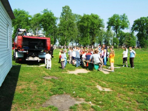 W miesiącu ochrony przeciwpożarowej, a dokładnie 09.05.2006 na boisku sportowym w Czepielowicach odbyło się spotkanie dzieci z klas 1-6 tutejszej szkoły ze strażakami z naszej OSP. Na spotkaniu miała miejsce krótka prezentacja wyposażenia naszego Jelcz...