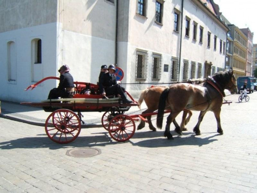 Honorowy objazd wokół Brzeskiego ratusza.