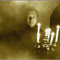 #mężczyzna #duch #zamek #zamczysko #ogień #świeca #świecznik #łuki #Mirek #MirosławJupowicz