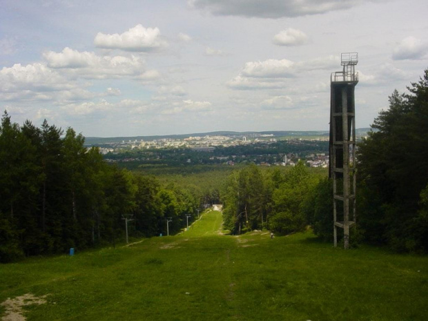 Stok (367m n.p.m.) znajduje sie na północnym zboczu Pierścienicy (po prawej nie isntniejaca juz skocznia narciarska K-65, zburzona w 2006r.)