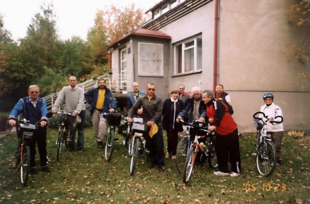 Rajd Staszowskiego Klubu Rowerowego PTTK do Domu Pamięci Adama Bienia. Państwo Bielscy w gronie przyjaciół ze Staszowa. #PTTK #zwiedzanie