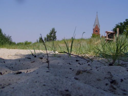 Plaża w Nowym Warpnie a w tle kościół p.w. Wniebowzięcia Najświętszej Marii Pannny #NoweWarpno #kościół #ZalewSzczeciń #gotyk #plaża #piasek #wieża