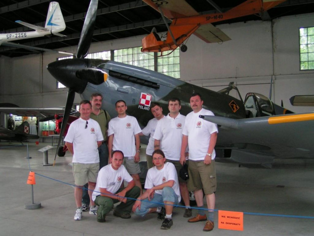 Another shot of 303rd's v-pilots (from L to R): Wujo, Zoom, Shpacoo, Pinker, Polrus, Haze, Kwiatek and Indy (both crouching).